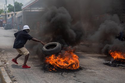 Manifestantes apoyan la protesta de un grupo de policías haitianos que incendiaron varios vehículos (EFE /JEAN MARC HERVE ABELARD)