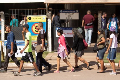 Venezolanos hacen fila para ser identificados en la Operación Acolhida, en febrero de 2020, en la frontera con Venezuela, en la ciudad de Pacaraima (Brasil). EFE/Johdson Alves/Archivo 