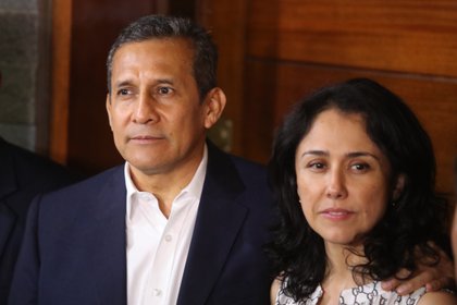 Imagen de archivo del expresidente peruano Ollanta Humala (i) y su esposa, Nadine Heredia (d), en la puerta de su casa, en el distrito Surco, en Lima (Per&#250;). EFE /Ernesto Arias /Archivo 