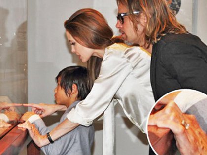 El impresionante anillo de Angelina se pudo ver durante una visita que hicieron a un museo, en 2012