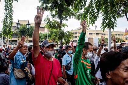 Manifestantes pro democráticos usan un gesto de la película "Los Juegos del Hambre" (AFP)