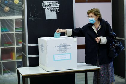 Una mujer deposita su voto en las elecciones de Italia 