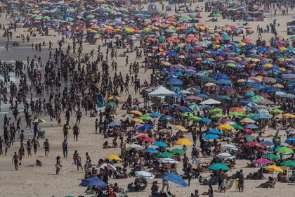 Visitantes disfrutan de la playa de Ipanema en Río de Janeiro el 16 de septiembre (EFE/ Antonio Lacerda/Archivo)