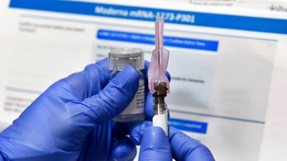Personal médico prepara una dosis de una candidata a vacuna contra el coronavirus desarrollada por Moderna (AP)
