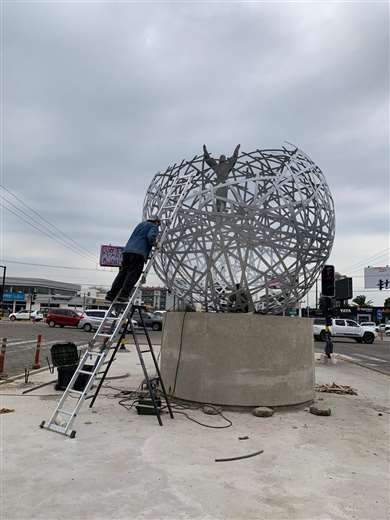 Instalación de la escultura de Carlos Paz