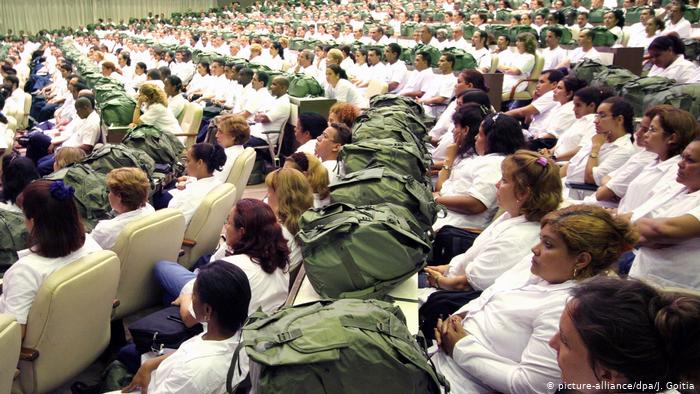 En 2005, el expresidente cubano Fidel Castro ordenó la creación del Contingente Internacional de Médicos Especializados en Situaciones de Desastres y Graves Epidemias Henry Reeve. (picture-alliance/dpa/J. Goitia)