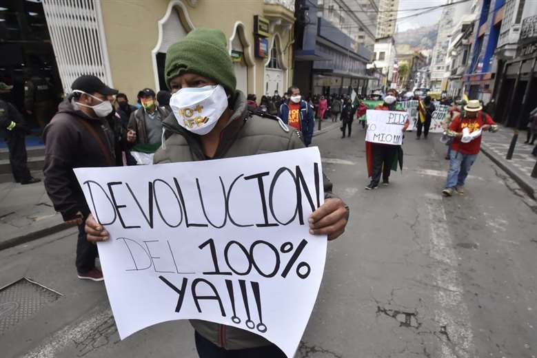 En La Paz, varias personas salieron a exigir la devolución de sus aportes/Foto: APG