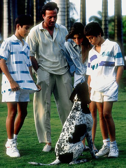 Julio Iglesias con tres de sus hijos: Julio Jr, Isabel y Enrique en 1988 (Photo by Globe Photos/mediapunch/Shutterstock)