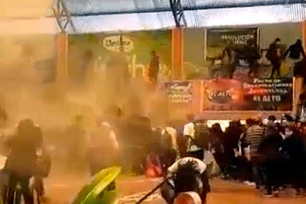 Gas lacrimógeno en concentración del MAS en El Alto Foto: Erbol