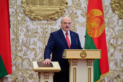 Alexandr Lukashenko presta juramento al cargo de presidente de Bielorrusia durante una ceremonia en Minsk el 23 de septiembre de 2020 (REUTERS)