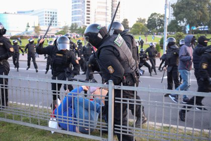 Agentes de la ley bielorrusos golpean con porras a un hombre durante una protesta de la oposición contra la toma de posesión de Alexandr Lukashenko en Minsk este 23 de septiembre de 2020 (Tut.By via REUTERS)