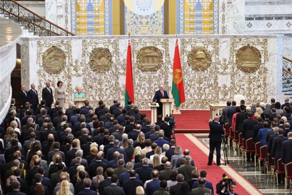 El momento en que Alexandr Lukashenko prestó juramento al cargo de presidente de Bielorrusia este 23 de septiembre de 2020. (BelTA/Handout via REUTERS)