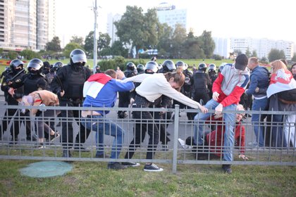 Agentes de la ley de Bielorrusia dispersan a una multitud durante una protesta de la oposición contra la investidura de Lukashenko en Minsk este 23 de septiembre de 2020. Tut.By vía REUTERS