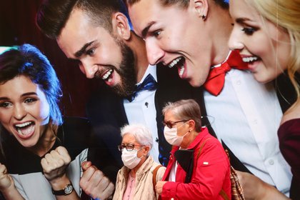 Mientras los jóvenes disfrutan de una reunión en un aviso que pide precaución, personas mayores atraviesan la acera con mascarillas protectoras sobre sus rostros en Madrid (REUTERS/Sergio Perez)