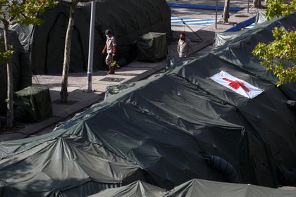 Carpas sanitarias montadas por militares en el estacionamiento del hospital Gómez Ulla en Madrid (REUTERS/Sergio Perez)