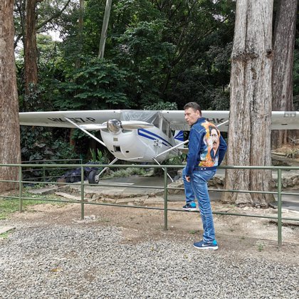 Nicolás Escobar con la que afirma es la avioneta original que estaba en la Hacienda Nápoles, la cual fue usada para "coronar" el primer cargamento de cocaína a los Estados Unidos