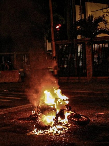 Los manifestantes en Cali quemaron la moto del policía que presuntamente disparó contra la protesta.