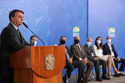 El presidente Jair Bolsonaro asiste a la ceremonia "Brasil vence el brote de la enfermedad coronavirus (COVID-19)" en el Palacio del Planalto en Brasilia el 24 de agosto de 2020 (Marcos Correa/Presidencia de Brasil/vía REUTERS)
