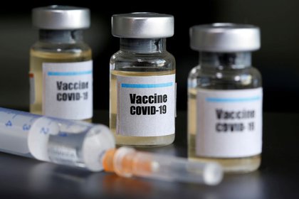 FOTO DE ILUSTRACIÓN: Pequeños frascos con la etiqueta "Vacuna COVID-19" y una jeringuilla médica (REUTERS/Dado Ruvic)