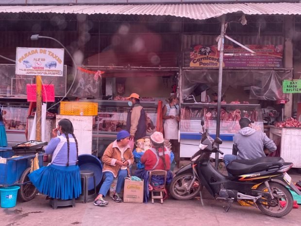 Mercado de la calle Yatebute de Cacuíba, a escasos metros del taller mecánico del suegro de Evo Morales. 