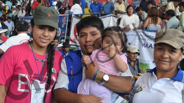La hija secreta de Evo Morales acompañada de su madre, su abuela y Leonardo Loza, candidato a senador por el MAS.