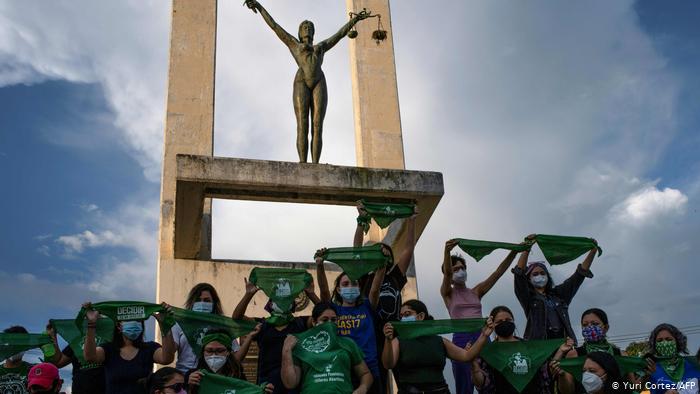 Foto de mujeres salvadoreñas con pañuelos verdes en el Monumento a la Constitución
