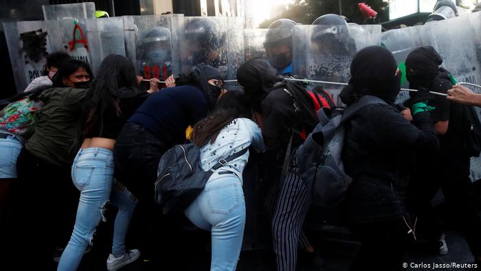 Foto de mujeres mexicanas enfrentadas a la policía