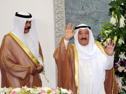 El jeque saluda acompañado del príncipe heredero, Nawaf al-Ahmad al-Sabah (Reuters)