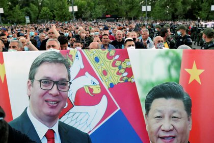 Simpatizantes progubernamentales sostienen una pancarta del presidente serbio Aleksandar Vucic y el presidente chino Xi Jinping durante una protesta frente al edificio del parlamento, en medio del brote de la enfermedad por coronavirus (COVID-19), en Belgrado, Serbia, el 11 de mayo de 2020. (REUTERS/Marko Djurica)