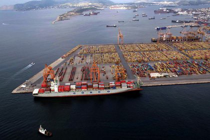 Un buque portacontenedores perteneciente a China COSCO Shipping en el puerto de El Pireo en Atenas en 2009. El gobierno griego otorgó a la empresa estatal china un arrendamiento a largo plazo en la terminal. (GEORGE CHRISTAKIS/agencias)