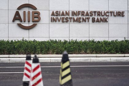 FOTO DE ARCHIVO: El cartel del Banco Asiático de Inversión en Infraestructura (AIIB) se muestra en su sede en Beijing, China, el 27 de julio de 2020. (REUTERS/Tingshu Wang/Foto de archivo)