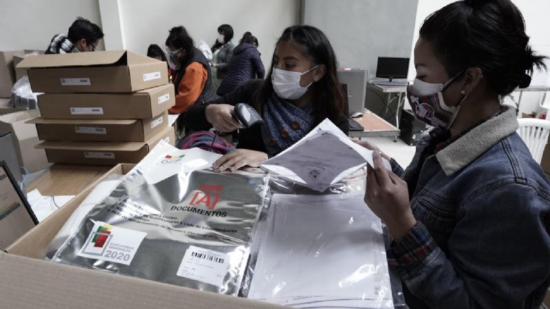 TSE prepara 301 mil papeletas para que los bolivianos voten en 30 países