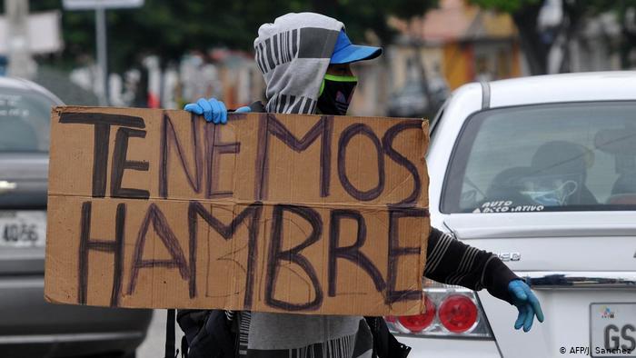 Tenemos hambre, reza un cartel sostenido por un hombre en Guayaquil.