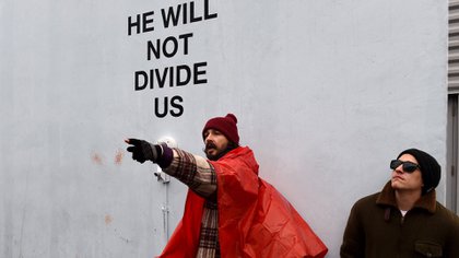 Shia LaBeouf en la instalación artística contra el presidente Donald Trump “He Will Not Divide Us”, que montó en Nueva York (AFP)