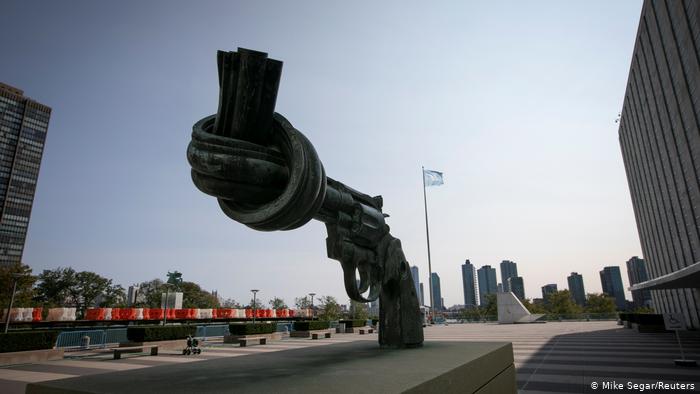 Foto del monumento a la pistola amarrada en la sede de la ONU