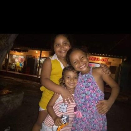 Salomé, Saray y otra de las hijas de José Hernández, como hermanas.