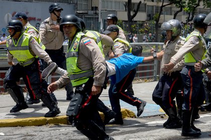 La policía del régimen chavista lleva a un manifestante bajo arresto durante una protesta contra Nicolás Maduro en Caracas el 4 de abril de 2017 (FOTO AFP / FEDERICO PARRA)