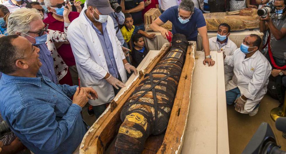 El ministro de Turismo y Antigüedades de Egipto, Khaled Al-Anani (derecha), desvela la momia que está dentro de un sarcófago excavado en la necrópolis de Saqqara. (Foto: Khaled DESOUKI / AFP).