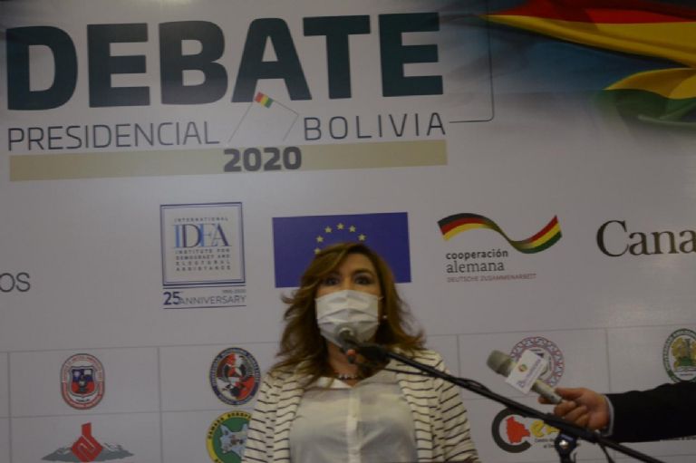 La candidata de ADN en rueda de prensa en el COE. Foto: Carlos Sánchez / Página Siete