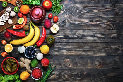Mantener una alimentación equilibrada y adecuada que nos permita el aporte de nutrientes, que tienen efecto a nivel inmunológico ayuda a mantener la salud de las mucosas para favorecer la absorción de los mismos (Shutterstock)