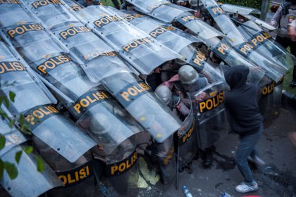 Un manifestante choca con la policía durante una protesta en Bandung, Indonesia. Antara Foto/Arie Nugraha/ via REUTERS.