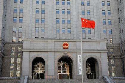 Una bandera china en la Corte de Beijing. Picture taken September 11, 2020. REUTERS/Carlos Garcia Rawlins