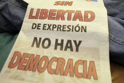 "Sin libertad de expresión no hay democracia", campaña en defensa de la libertad de prensa en El Salvador. EFE/Archivo 