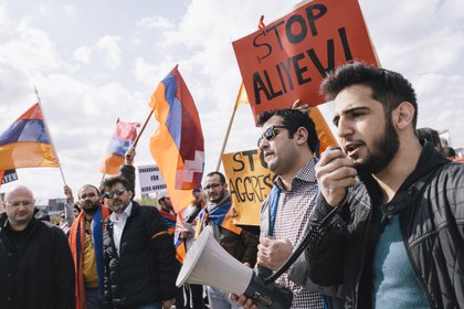 Manifestación de la comunidad armenia en Berlín, Alemania, contra las políticas del Gobierno de Azerbaiyán del presidente Ilham Aliyev con respecto a la región fronteriza de Nagorno-Karabaj..El Gobierno de Armenia ha comunicado este lunes por la noche que el Consejo de Seguridad ha mantenido una reunión de urgencia para valorar y trabajar en un "contraataque proporcionado" contra Azerbaiyán, horas después de que las tensiones entre ambos países acabarán por estallar en la región de Nagorno-Karabaj, donde los muertos se cuentan ya por decenas. POLITICA AZERBAIYÁN ARMENIA INTERNACIONAL JAN SCHEUNERT / ZUMA PRESS / CONTACTOPHOTO 