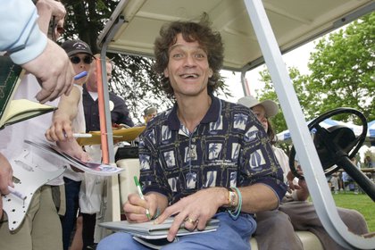 Van Halen firma autógrafos en un campo de golf en el año 2001. Foto: REUTERS/Jim Ruymen