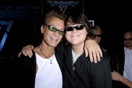 Eddie Van Halen junto a su hijo Wolfgang, quien se sumó a la banda como bajista en el año 2006. 