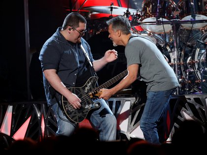 La larga batalla de Van Halen contra el cáncer de garganta comenzó hace años. El músico indicó que, aunque fue un gran fumador, la causa principal es una púa de guitarra metálica que se colocaba en la boca hace más de 20 años. REUTERS/Mario Anzuoni
