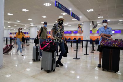Turistas en el Aeropuerto Internacional de Cancun con máscaras faciales contra el Covid-19. REUTERS/Henry Romero