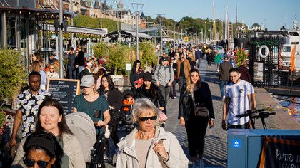Gente paseando durante el brote de coronavirus en Estocolmo, Suecia. (Photo by Jonathan NACKSTRAND / AFP)