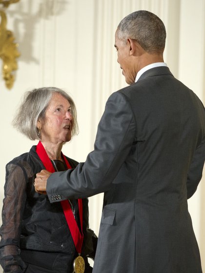 El ex presidente de Estados Unidos Barack Obama entrega una medalla a Louise Glück, en Massachusetts en septiembre de 2016 (CNP/archivo)